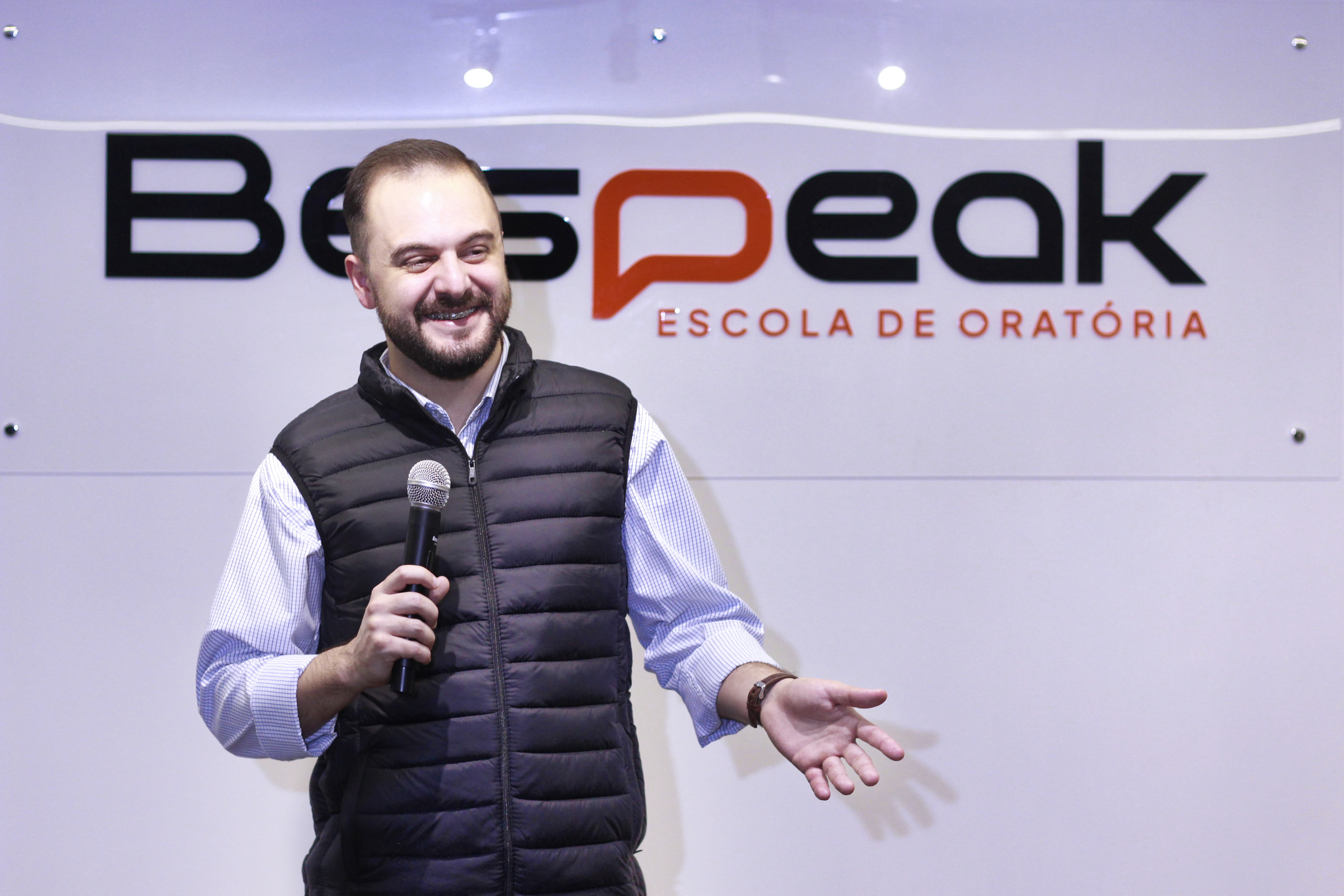 Aluno no microfone na Bespeak
